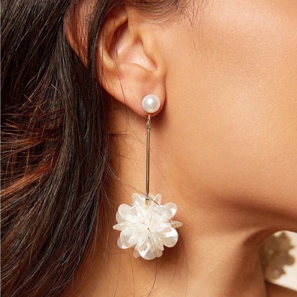 White flower dangle earrings S449